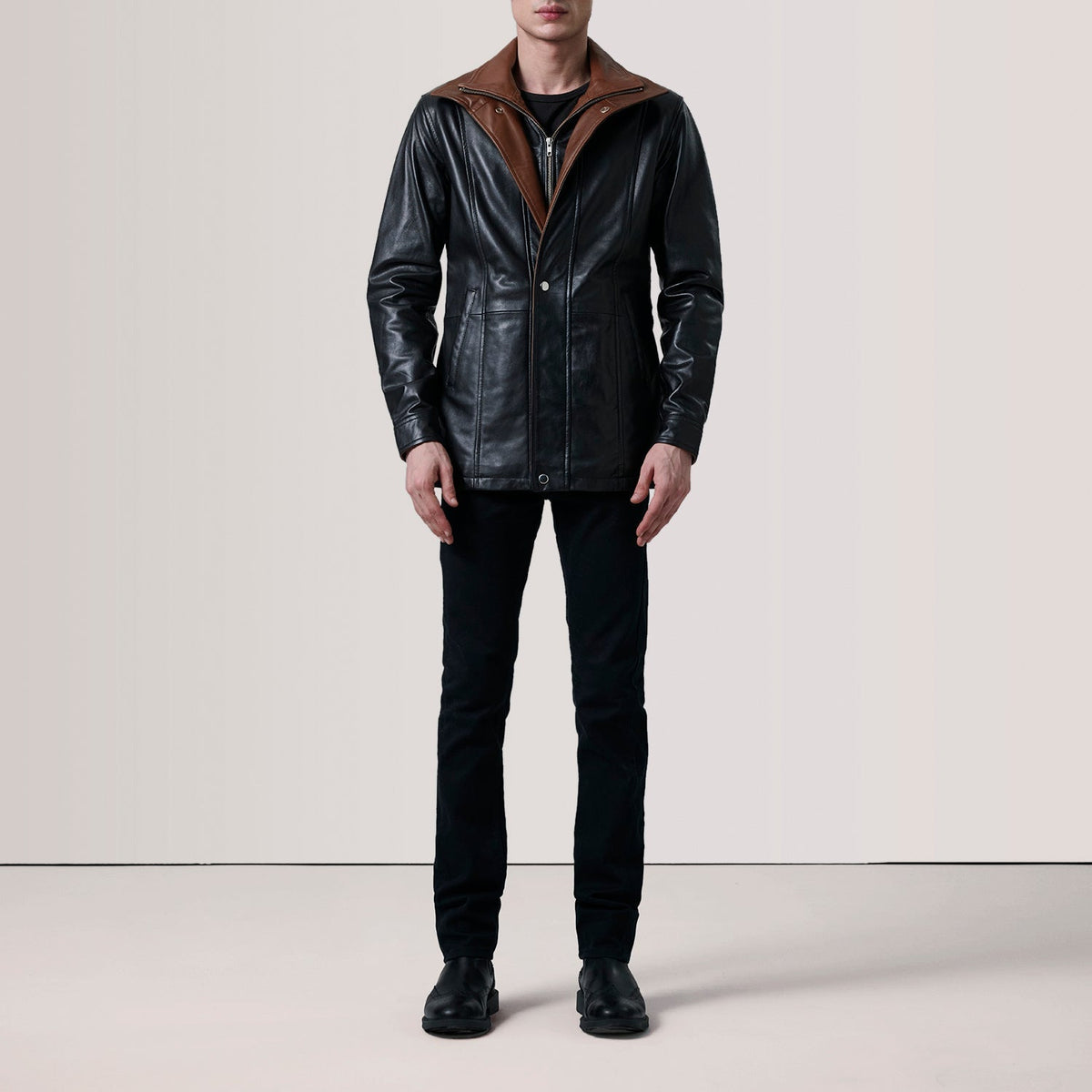 Black Sheepskin leather Coat - Rückansicht mit passgenauen Schultern &amp; sauberem Saum