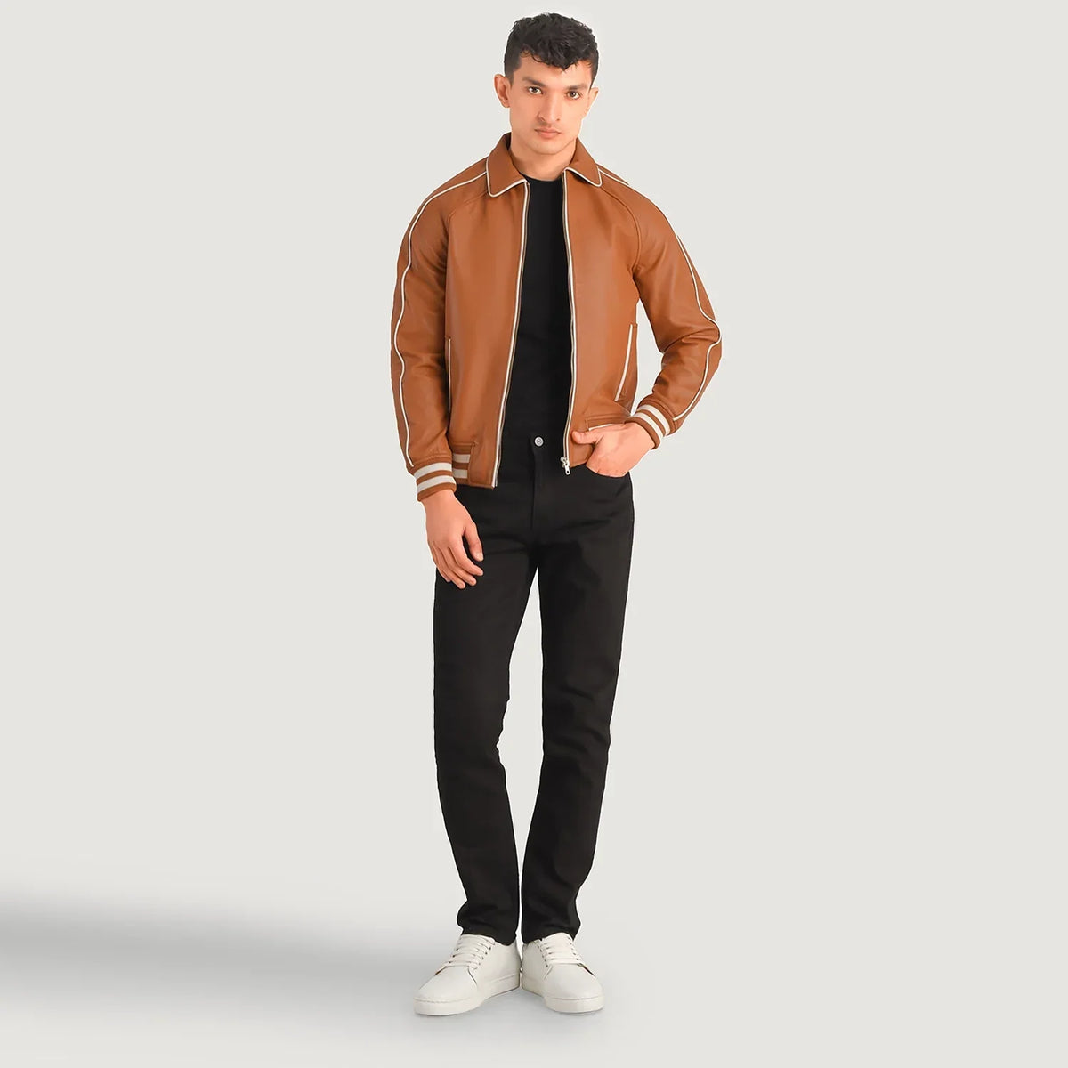 
Cooper Hellbraun Braun Leather Varsity Lederjacke für Herren in Tan Brown Sheepskin Leather - Vorderansicht & maßgeschneiderte Silhouette | Online Kaufen