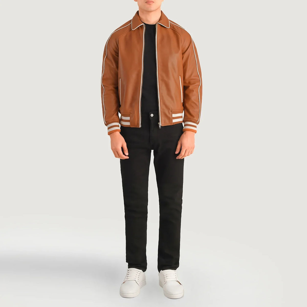 
Cooper Hellbraun Braun Leather Varsity Lederjacke für Herren - Seitenansicht mit ergonomischem Ärmelschnitt & sportlicher Passform