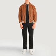 
Cooper Hellbraun Braun Leather Varsity Lederjacke für Herren - Seitenansicht mit ergonomischem Ärmelschnitt & sportlicher Passform