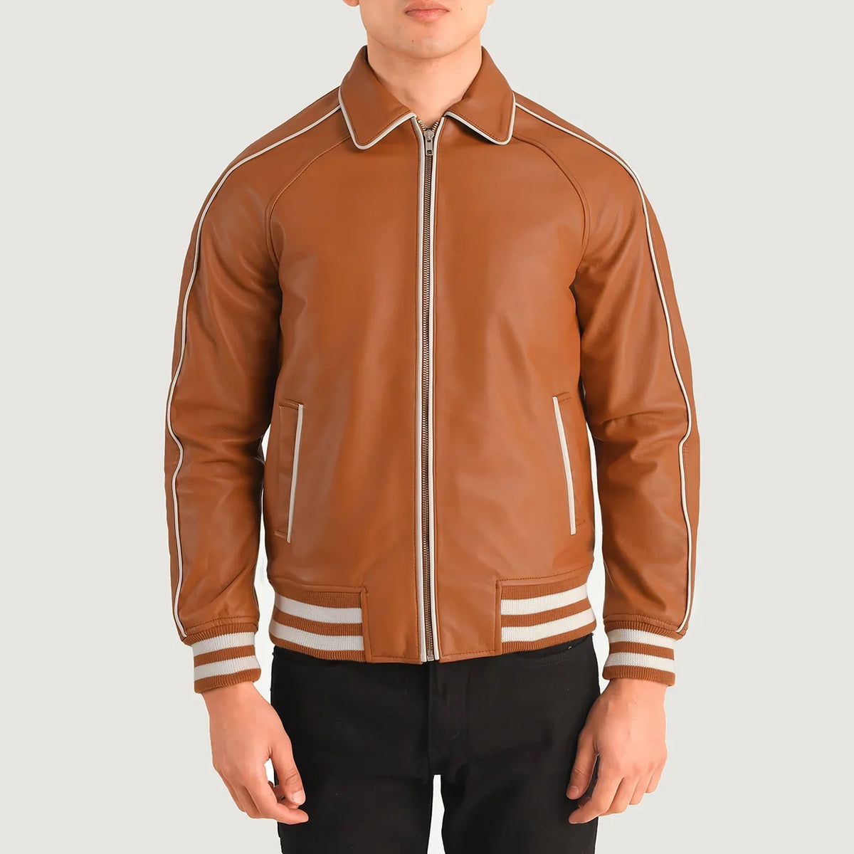 
Detailansicht of Shirt collar & Zipper Hardware on Cooper Hellbraun Braun Leather Varsity Lederjacke für Herren