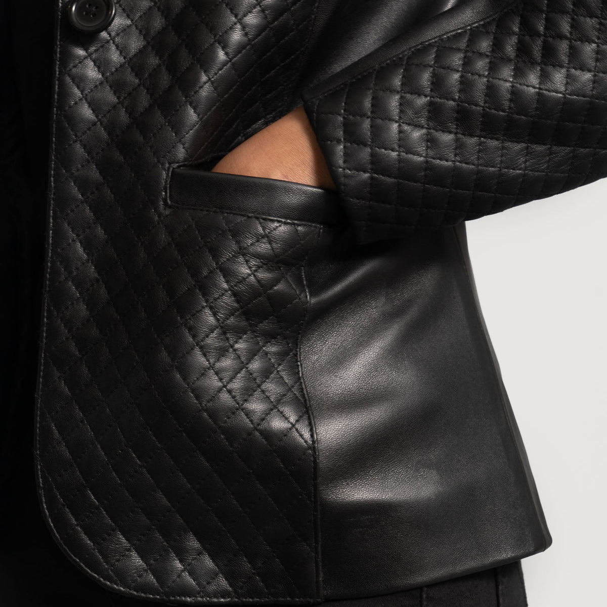 
Detailansicht of Notch & Button Hardware on Cora Gesteppt Schwarz Lederblazer für Damen