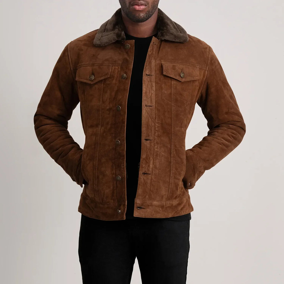 
Dallis Braun Suede Shearling Trucker Lederjacke für Herren in Brown Goatskin Suede - Vorderansicht & maßgeschneiderte Silhouette | Online Kaufen