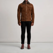 
Dallis Braun Suede Shearling Trucker Lederjacke für Herren - Seitenansicht mit ergonomischem Ärmelschnitt & sportlicher Passform