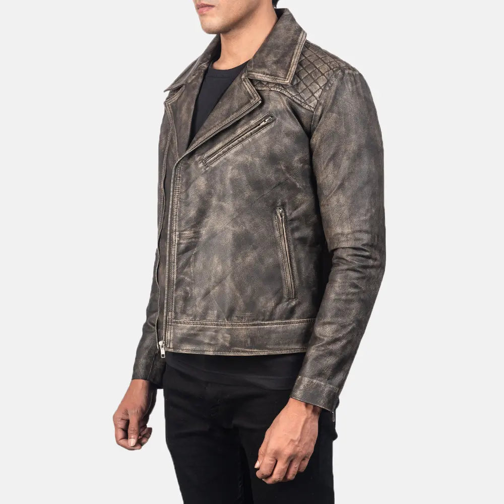 
Passform-Perspektive von Danny Quilted Brown Leather Biker Jacket am Model - Natürlicher Faltenwurf im Tageslicht