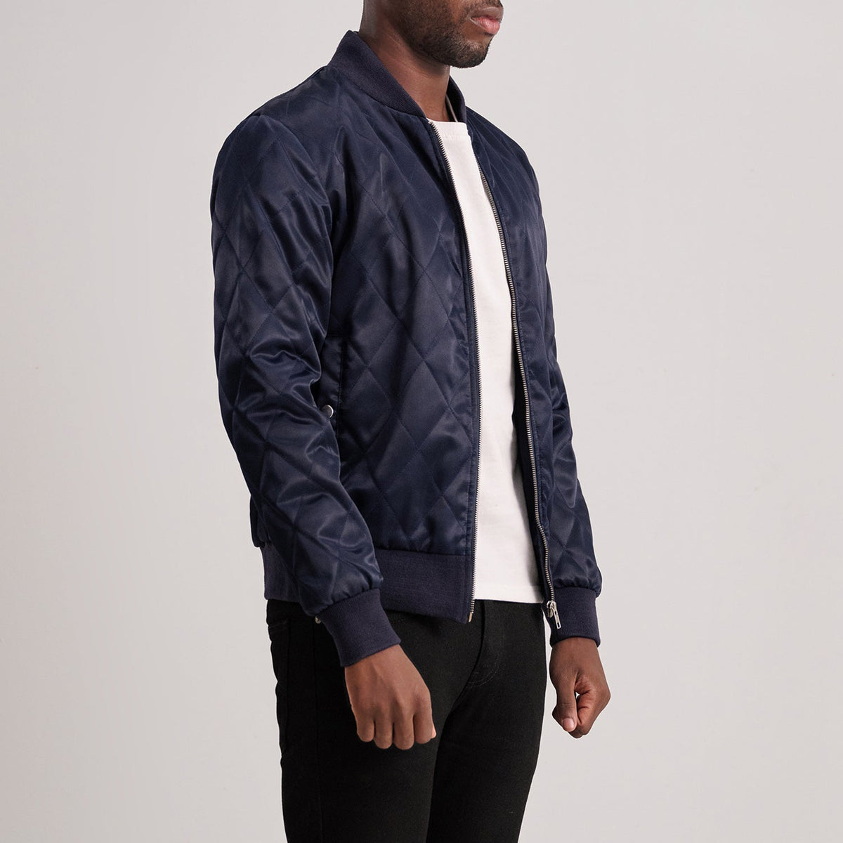 
Blue Satin Varsity Jacket - Rückansicht mit passgenauen Schultern & sauberem Saum