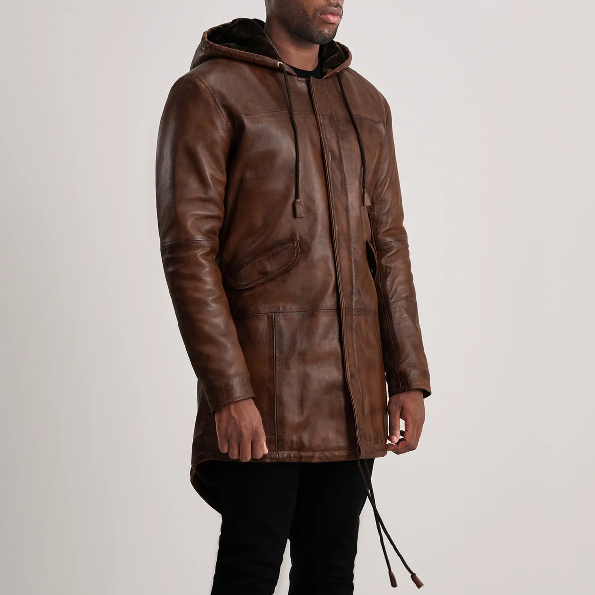 
Passform-Perspektive von Delvin Tan Leather Parka am Model - Natürlicher Faltenwurf im Tageslicht
