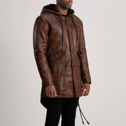 
Passform-Perspektive von Delvin Tan Leather Parka am Model - Natürlicher Faltenwurf im Tageslicht