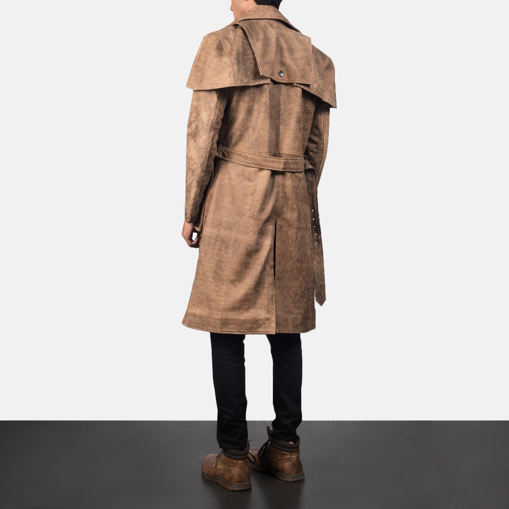 
Deux Braun Leather Duster für Herren - Seitenansicht mit ergonomischem Ärmelschnitt & sportlicher Passform