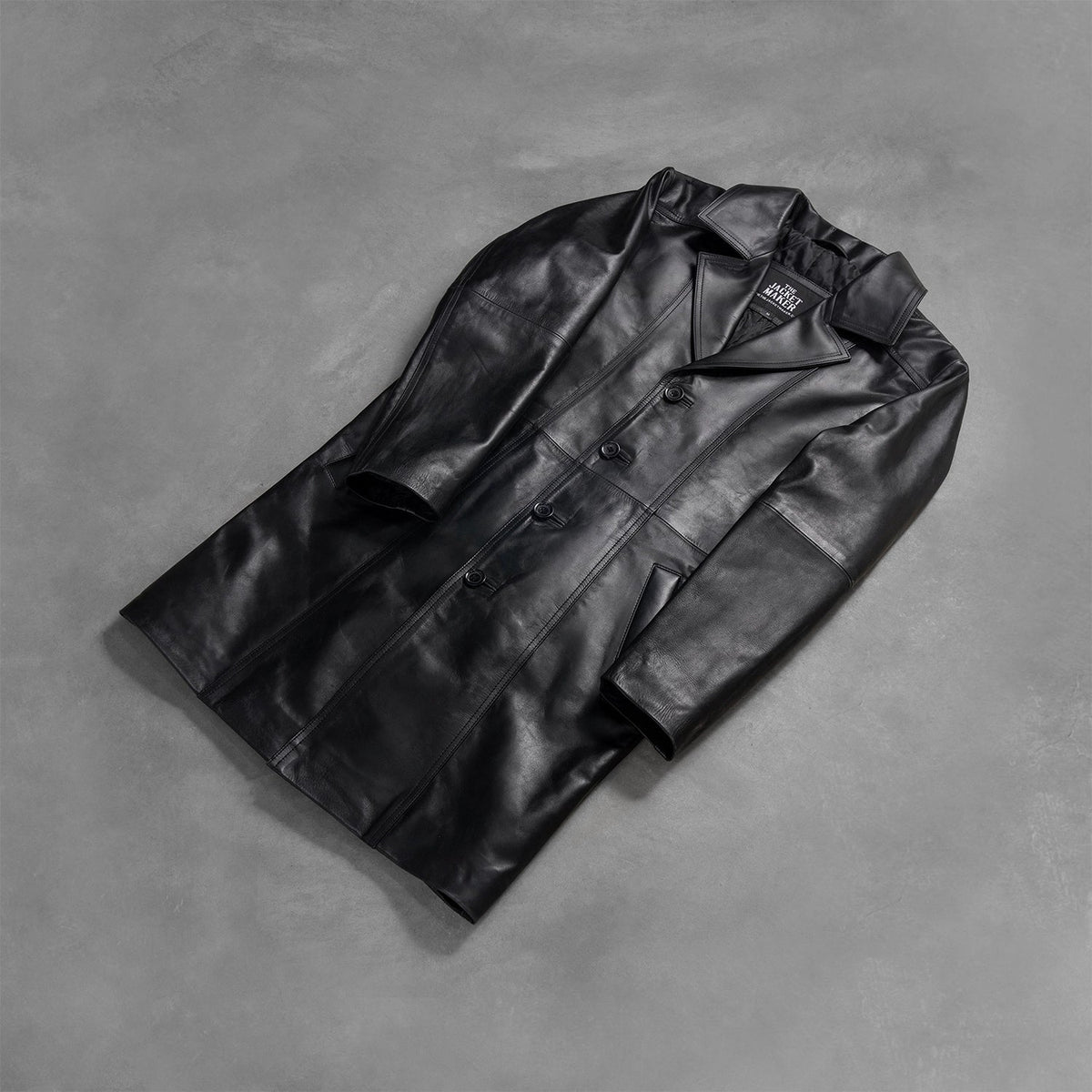 Styled Fit Perspective of Men's Don Long Schwarz Ledermantel für Herren on Model - Natural Daylight Drape
