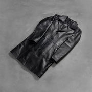 Styled Fit Perspective of Men's Don Long Schwarz Ledermantel für Herren on Model - Natural Daylight Drape