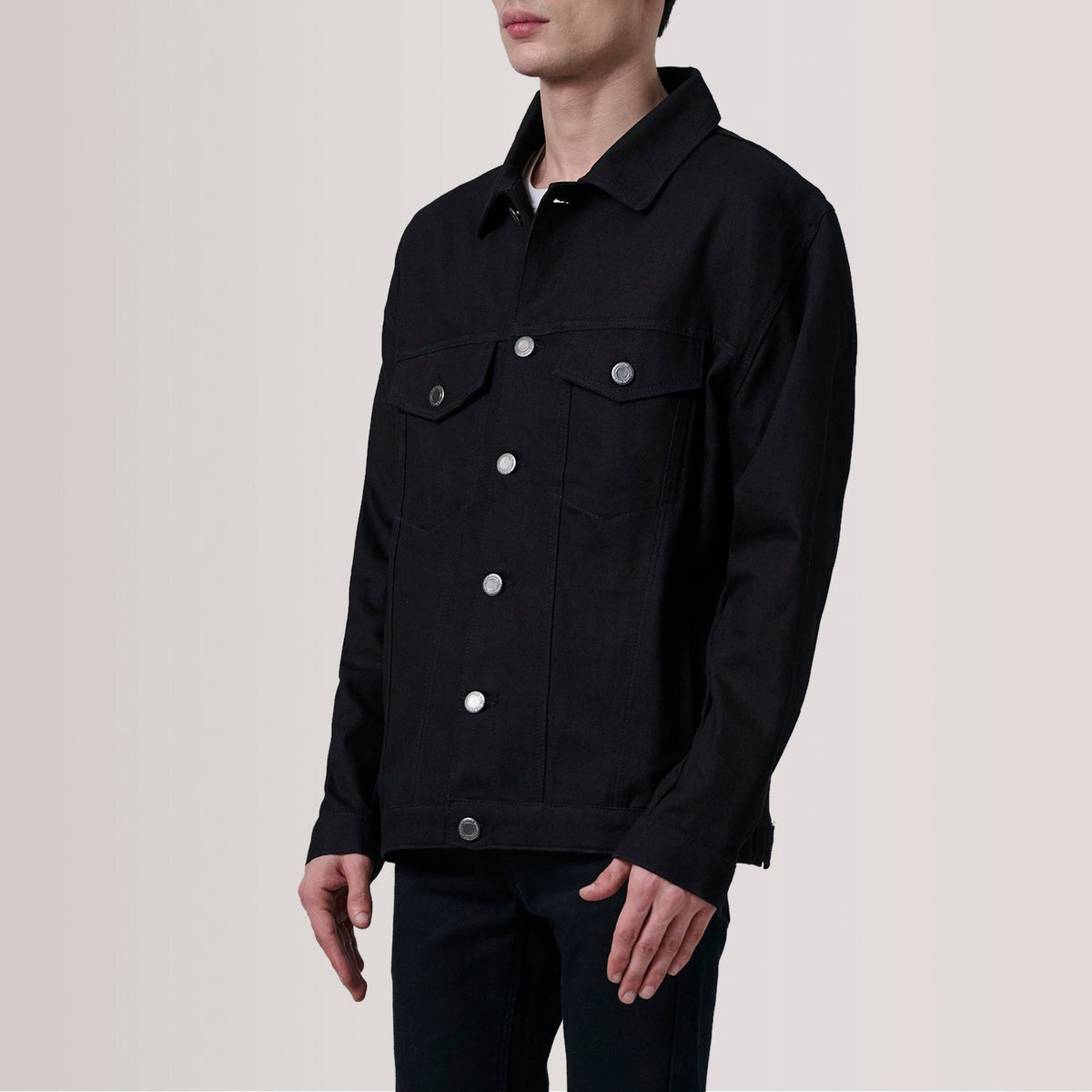 
Eddie Schwarz Oversized Denim Trucker Lederjacke für Herren For Men - Seitenansicht mit ergonomischem Ärmelschnitt & sportlicher Passform