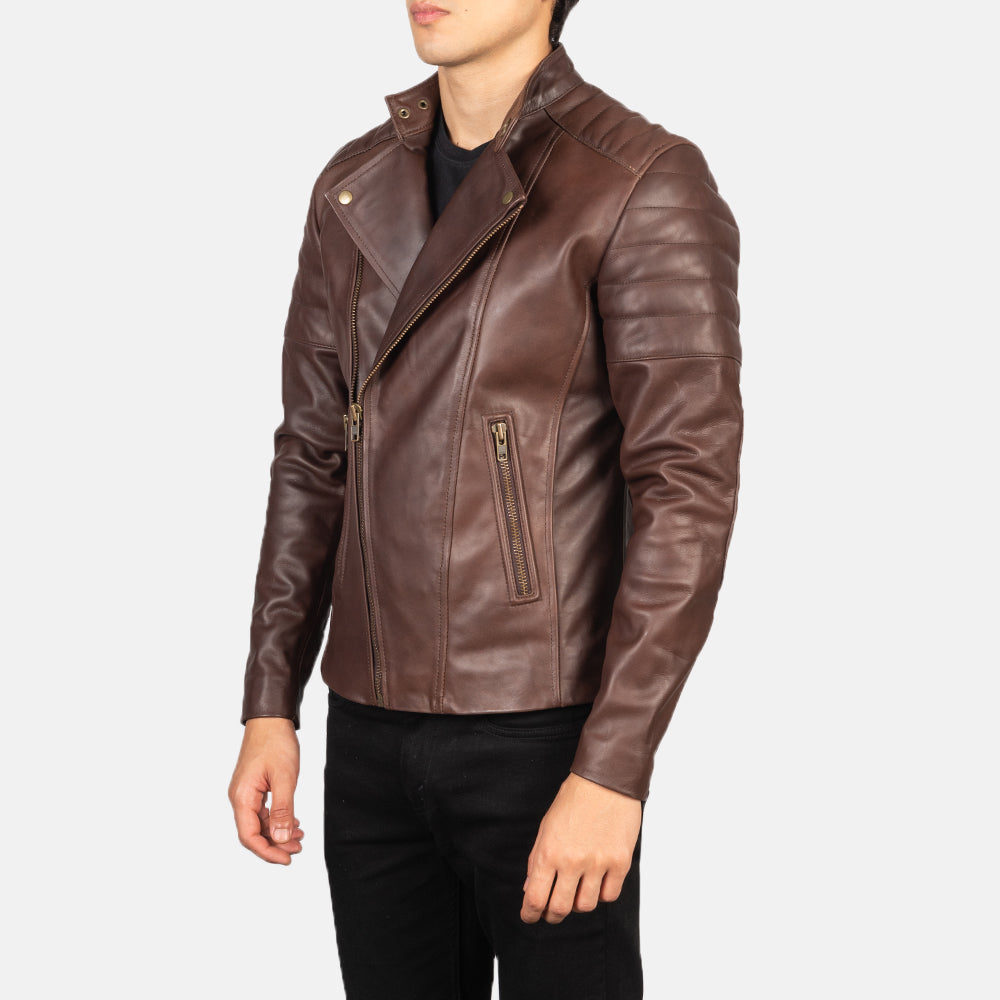 
Passform-Perspektive von Faisor Mocha Suede Biker Jacket am Model - Natürlicher Faltenwurf im Tageslicht