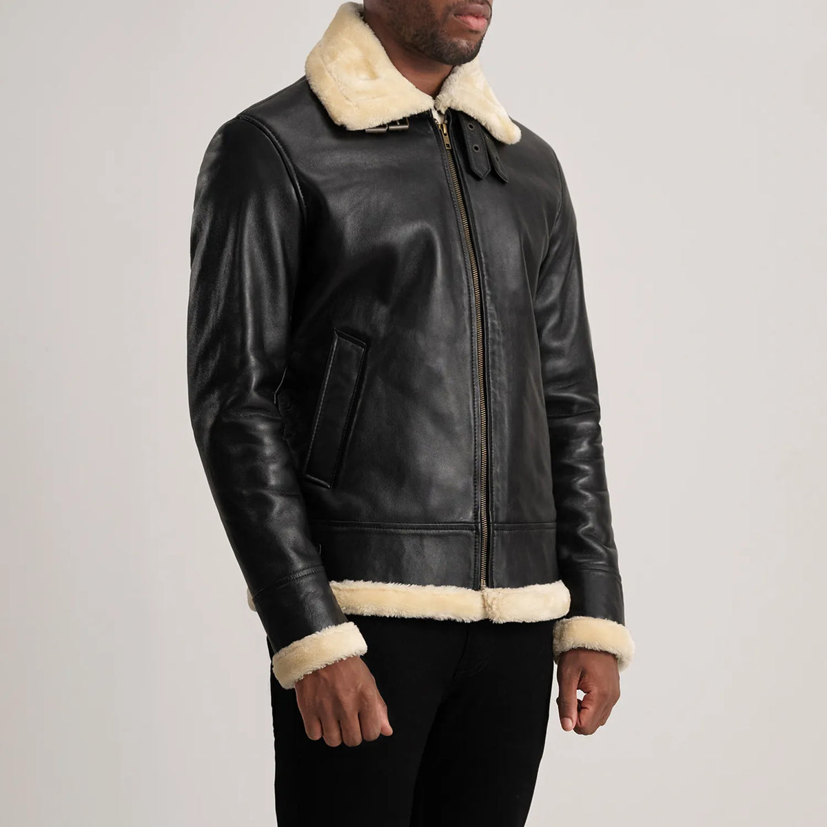 Black Sheepskin Leather Bomber Jacket - Rückansicht mit passgenauen Schultern &amp; sauberem Saum