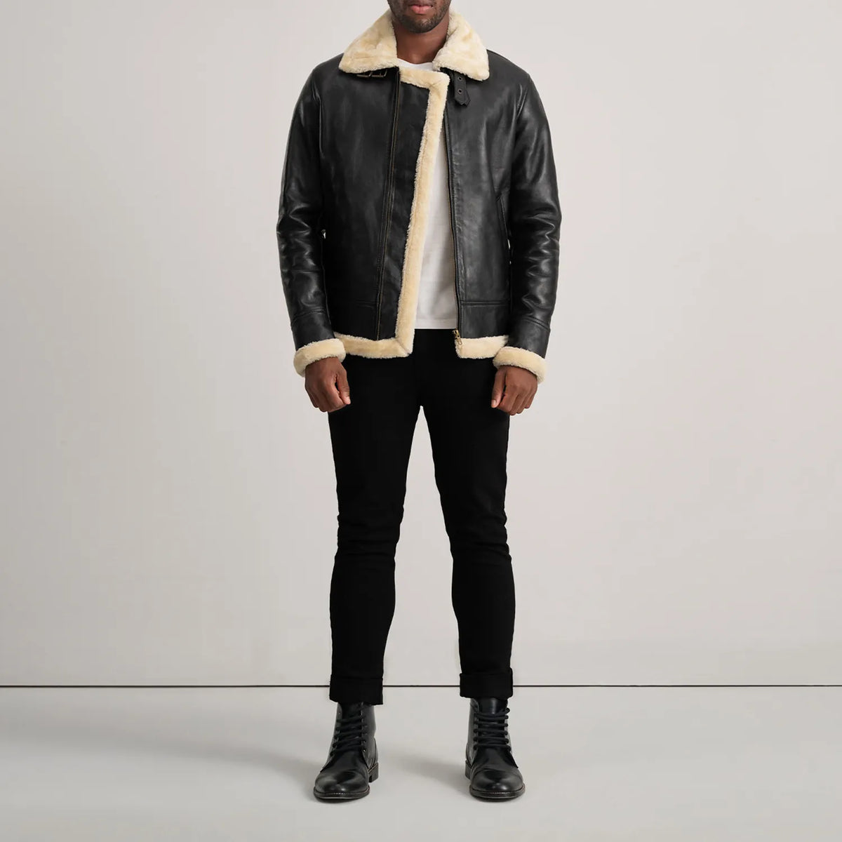 Men's Francis B-3 Black Leather Bomber Jacket - Seitenansicht mit ergonomischem Ärmelschnitt