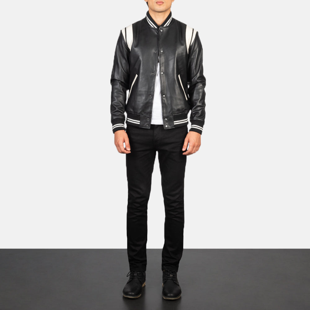 
[FS] Dantee Schwarz Leather Varsity Lederjacke für Herren - Seitenansicht mit ergonomischem Ärmelschnitt & sportlicher Passform