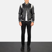 
[FS] Dantee Schwarz Leather Varsity Lederjacke für Herren - Seitenansicht mit ergonomischem Ärmelschnitt & sportlicher Passform