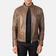 
Gatsby Mokka Leder-Bikerjacke für Herren in Dark Brown Sheepskin Leather - Vorderansicht & maßgeschneiderte Silhouette | Online Kaufen