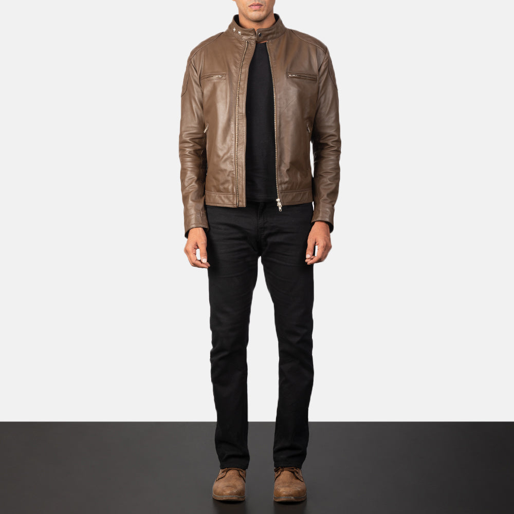 
Gatsby Mokka Leder-Bikerjacke für Herren - Seitenansicht mit ergonomischem Ärmelschnitt & sportlicher Passform