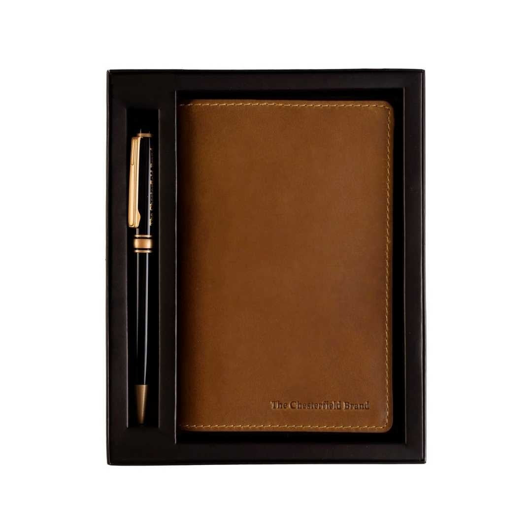 
Giftset Leather Writing Case and Pen (Passport holder) in Classic Full-Grain Leather - Vorderansicht & maßgeschneiderte Silhouette | Online Kaufen