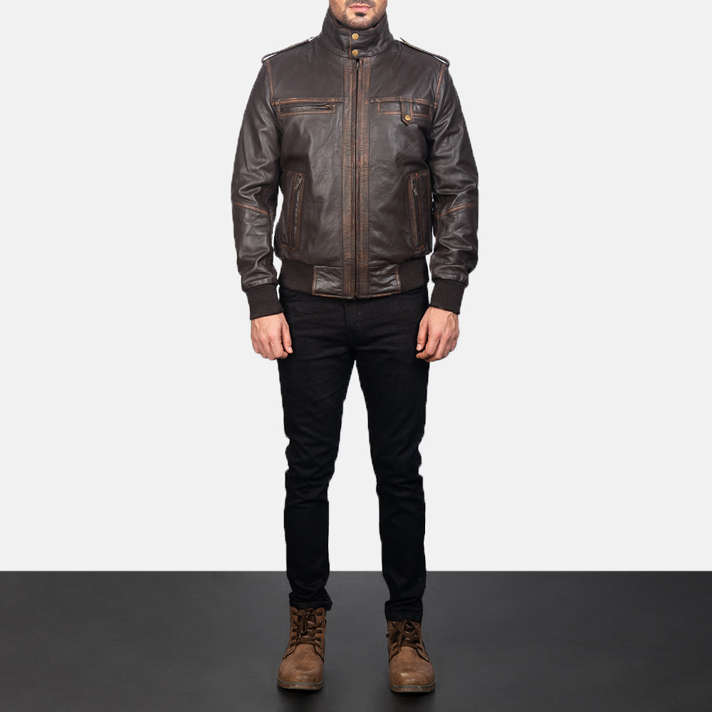Men's Street Brown Leather Bomber Jacket - Seitenansicht mit ergonomischem Ärmelschnitt
