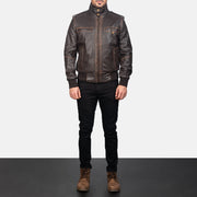 Men's Street Brown Leather Bomber Jacket - Seitenansicht mit ergonomischem Ärmelschnitt