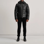 
Gordon Tan Hooded Leather Puffer Jacket - Seitenansicht mit ergonomischem Ärmelschnitt & sportlicher Passform