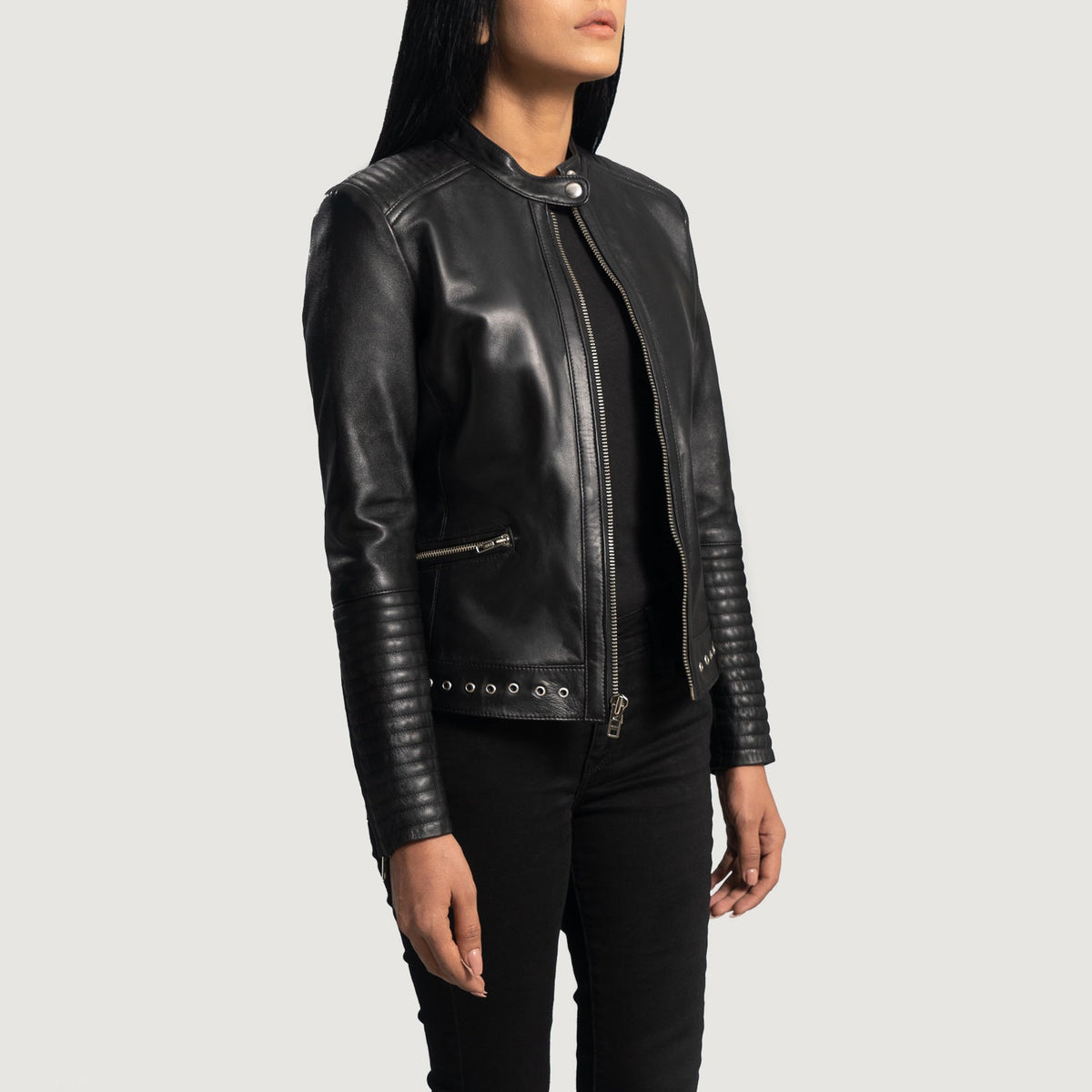 Women's Haley Ray Schwarz Leder-Bikerjacke für Damen - Seitenansicht mit ergonomischem Ärmelschnitt