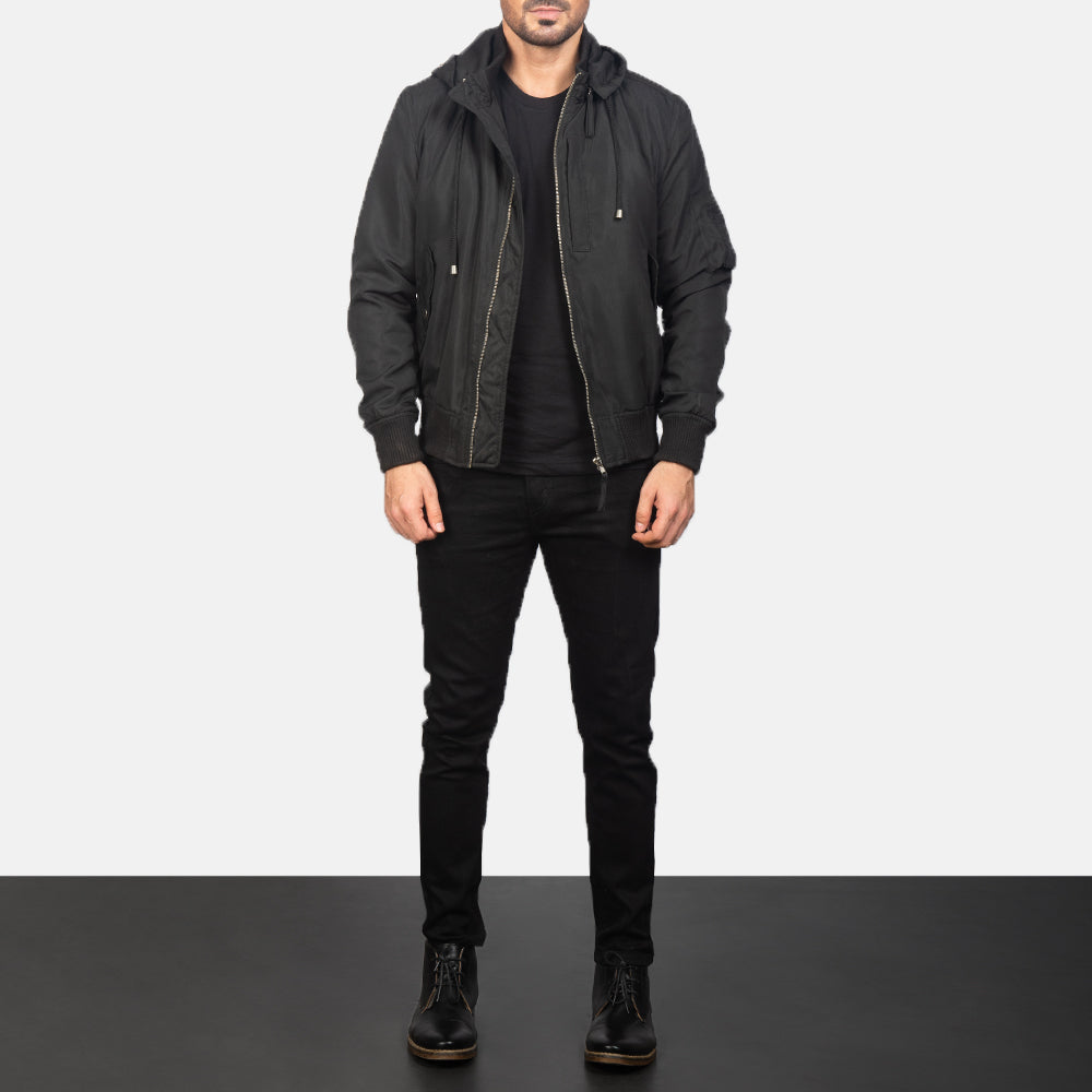 
Hanklin Ma-1 Black Hooded Bomber Jacket - Seitenansicht mit ergonomischem Ärmelschnitt & sportlicher Passform
