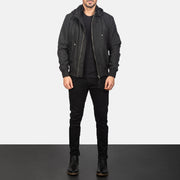 
Hanklin Ma-1 Black Hooded Bomber Jacket - Seitenansicht mit ergonomischem Ärmelschnitt & sportlicher Passform