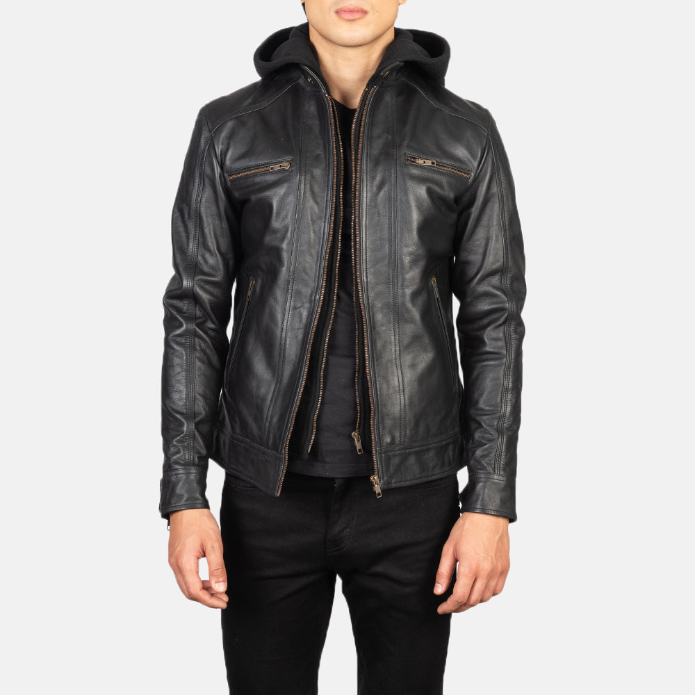 
Hector Schwarz Hooded Leder-Bikerjacke für Herren in Black Cowhide Leather - Vorderansicht & maßgeschneiderte Silhouette | Online Kaufen