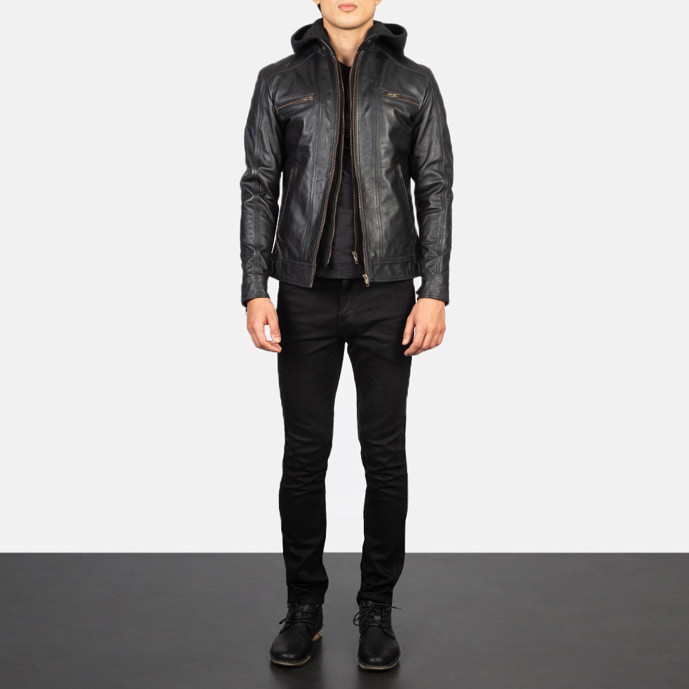 
Hector Schwarz Hooded Leder-Bikerjacke für Herren - Seitenansicht mit ergonomischem Ärmelschnitt & sportlicher Passform