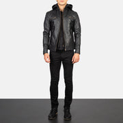 
Hector Schwarz Hooded Leder-Bikerjacke für Herren - Seitenansicht mit ergonomischem Ärmelschnitt & sportlicher Passform