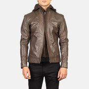 
Hector Braun Hooded Leder-Bikerjacke für Herren in Brown Cowhide Leather - Vorderansicht & maßgeschneiderte Silhouette | Online Kaufen
