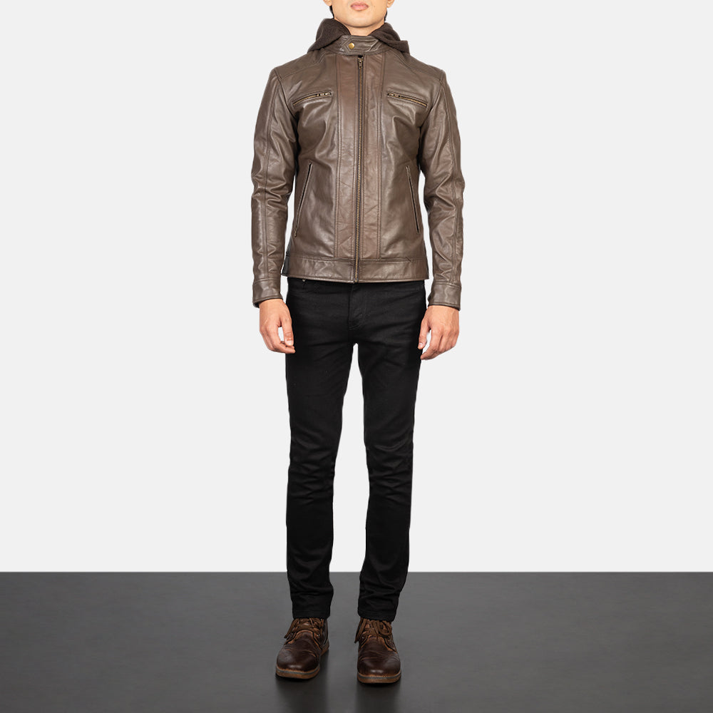 
Hector Braun Hooded Leder-Bikerjacke für Herren - Seitenansicht mit ergonomischem Ärmelschnitt & sportlicher Passform