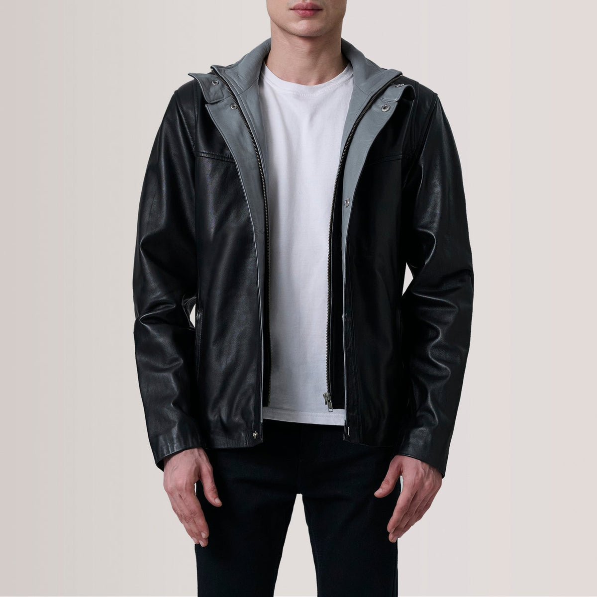 Henrik Grey Suede Cafe Racer For Men in Grey Goatskin Suede - Vorderansicht &amp; maßgeschneiderte Silhouette | Online Kaufen