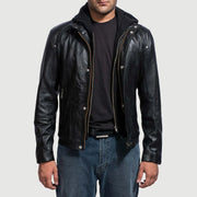 Men's Highschool Black Leather Jacket in Black Cowhide Leather - Vorderansicht &amp; maßgeschneiderte Silhouette | Online Kaufen