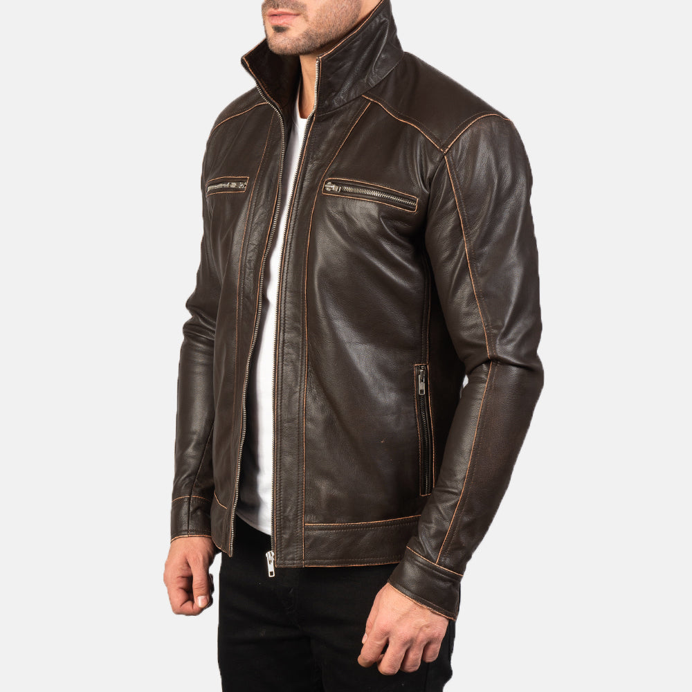 
Passform-Perspektive von Hudson Black Leather Biker Jacket am Model - Natürlicher Faltenwurf im Tageslicht