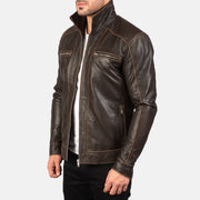
Passform-Perspektive von Hudson Black Leather Biker Jacket am Model - Natürlicher Faltenwurf im Tageslicht