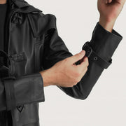 
Detailansicht of Shirt collar with a large hood & Belted Hardware on Huntsman Schwarz Hooded Leder-Trenchcoat für Herren