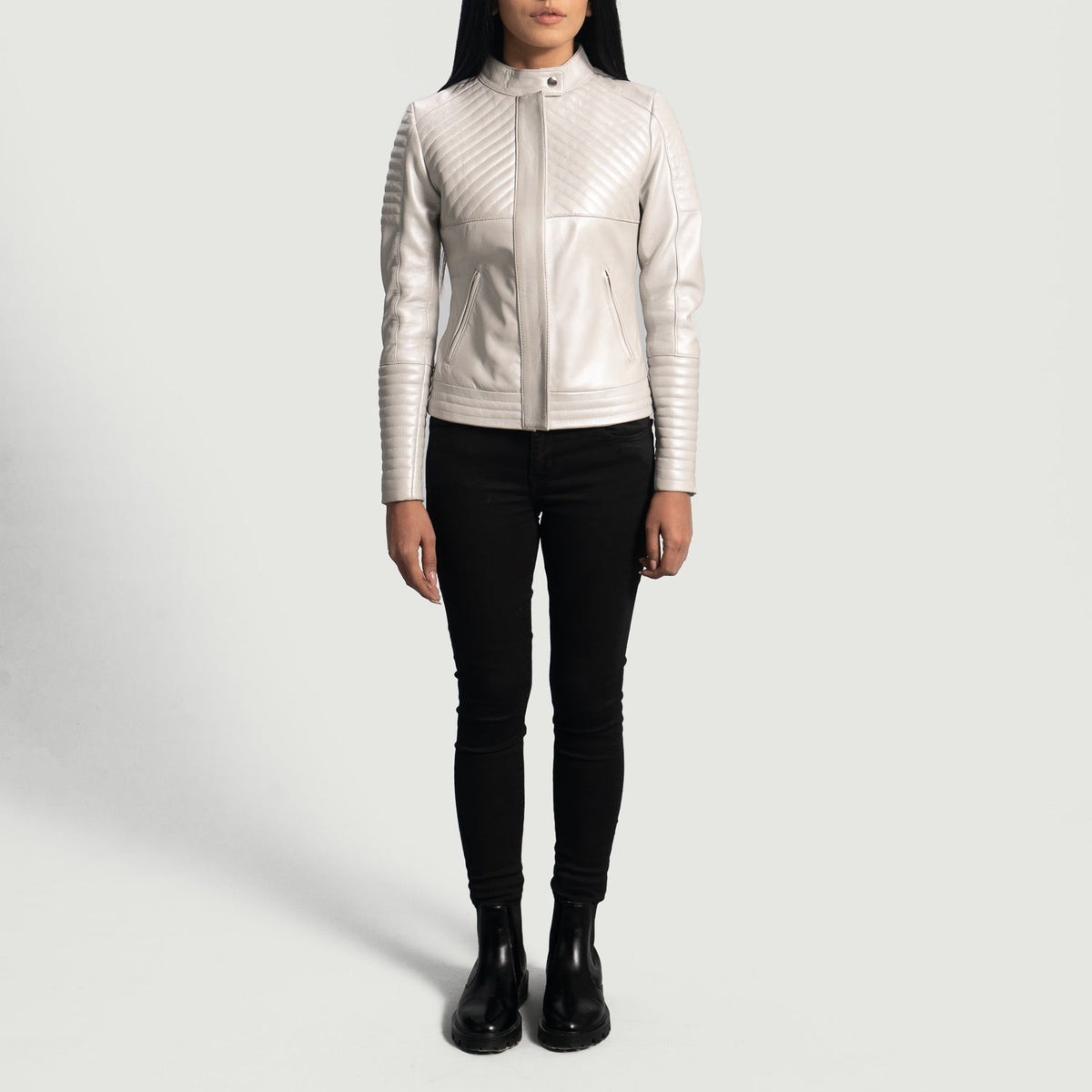 
Detailansicht von Stehkragen mit Druckknopf & Reißverschluss an Ice Maiden Silver Gesteppt Leder-Bikerjacke für Damen