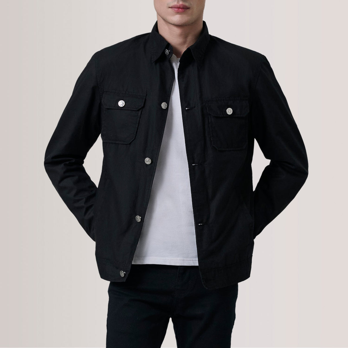 Irwin Schwarz Waxed Canvas Field Lederjacke für Herren For Men in Black Waxed Cotton Canvas - Vorderansicht &amp; maßgeschneiderte Silhouette | Online Kaufen