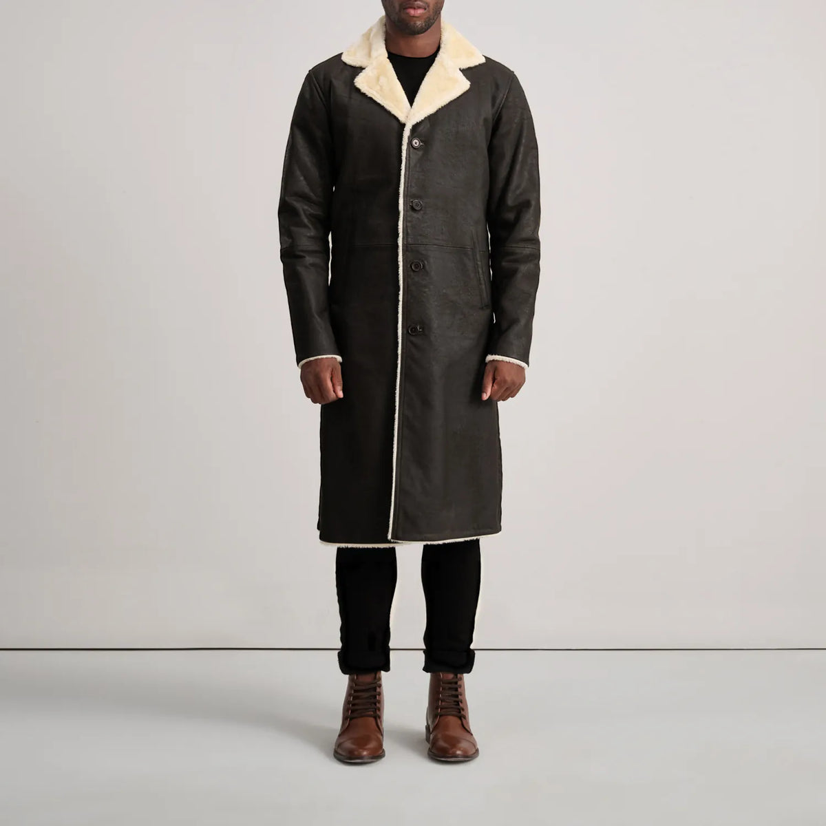 
Kolby Tumbled Brown Shearling Long Coat - Seitenansicht mit ergonomischem Ärmelschnitt & sportlicher Passform