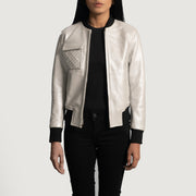 
Lana Silver Leder-Bomberjacke für Damen in Silver Sheepskin Leather - Vorderansicht & maßgeschneiderte Silhouette | Online Kaufen