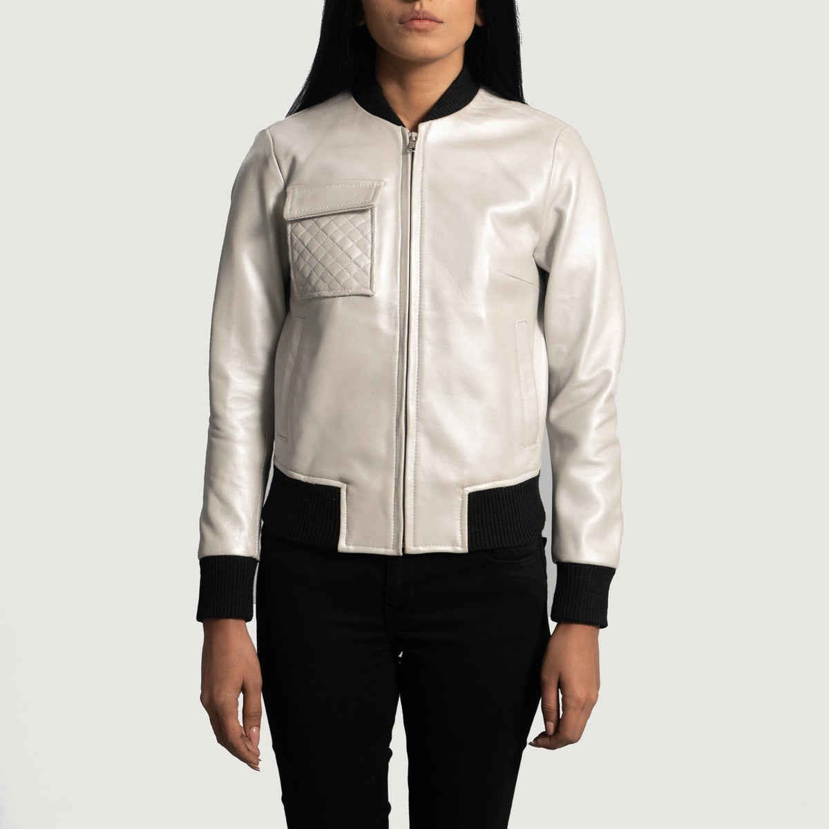 
Silver Sheepskin Leather Bomber Jacket - Rückansicht mit passgenauen Schultern & sauberem Saum