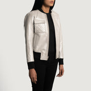 
Lana Silver Leder-Bomberjacke für Damen - Seitenansicht mit ergonomischem Ärmelschnitt & sportlicher Passform