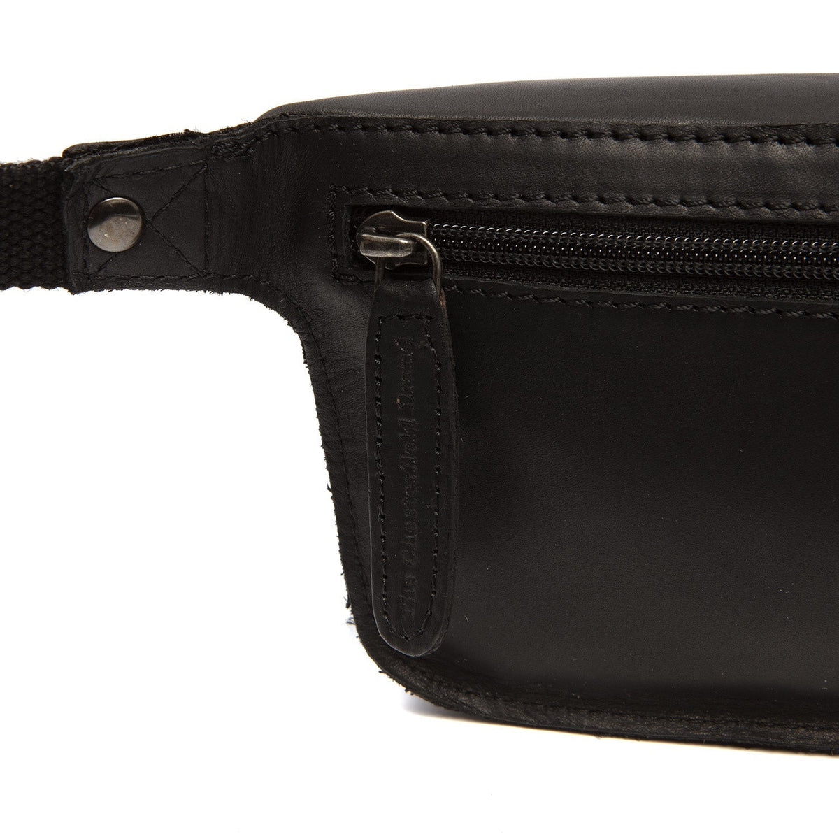 
Solid Antique Brass Hardware & Heavy-Duty Dual Zipper Detail on Toronto Vollnarbenleder-Gürteltasche