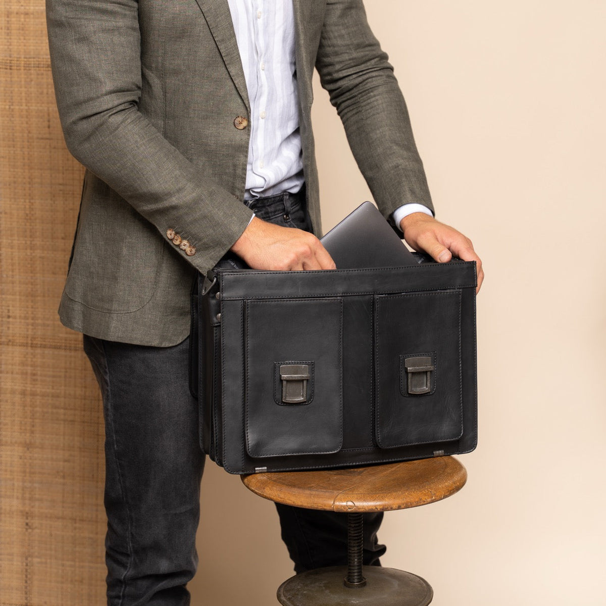 Springfield Full-Grain Leather Briefcase für Damen - Structured Side Profile Showing Gusset Depth &amp; Expansion Capacity