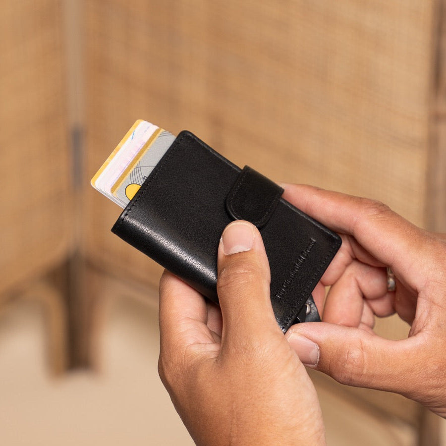 
Classic 100% Full-Grain Leather Card Holder - Rückansicht mit verstärkten Lederträgern & handwerklichen Nähten