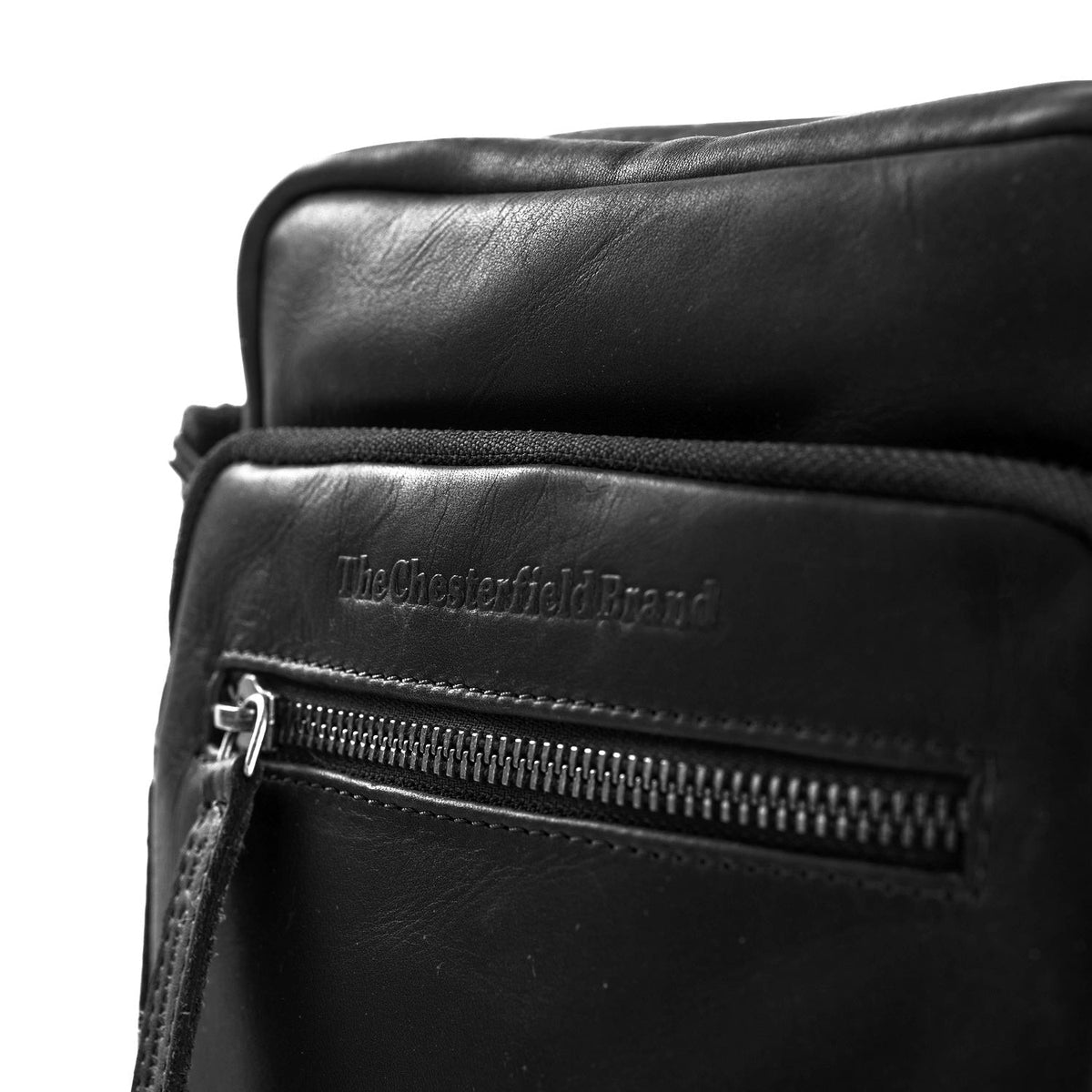 Solid Antique Brass Hardware &amp; Heavy-Duty Dual Zipper Detail on Birmingham Full-Grain Leather Crossbody Bag für Herren